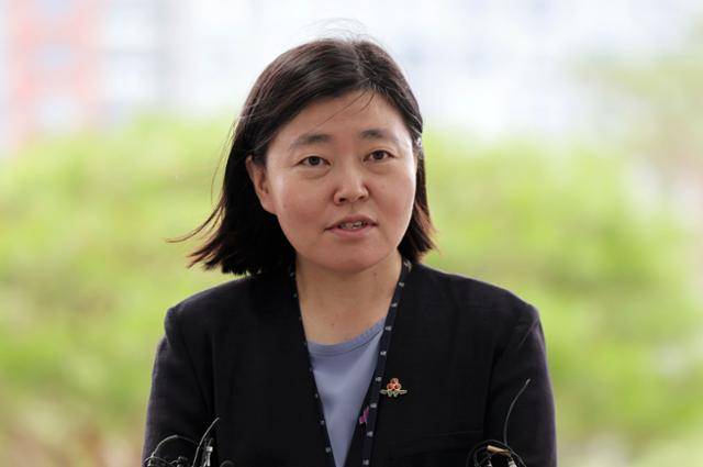 임은정 서울동부지검장이 7월 4일 서울 송파구 서울동부지방검찰청으로 첫 출근하며 취재진 질문에 답하고 있다. 뉴시스