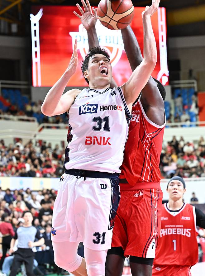 리바운드를 잡아내는 장재석.&nbsp; &nbsp; &nbsp;사진=KBL 제공&nbsp;