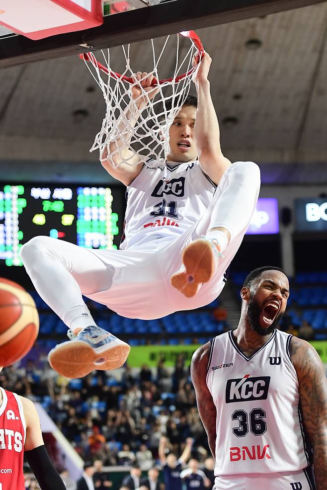 SK전에서 덩크에 성공하는 장재석.    사진=KBL 제공 