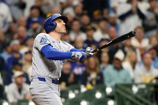 <yonhap photo-3180=""> MILWAUKEE, WISCONSIN - OCTOBER 13: Freddie Freeman #5 of the Los Angeles Dodgers hits a home run during the sixth inning against the Milwaukee Brewers in game one of the National League Championship Series at American Family Field on October 13, 2025 in Milwaukee, Wisconsin. Michael Reaves/Getty Images/AFP (Photo by Michael Reaves / GETTY IMAGES NORTH AMERICA / Getty Images via AFP)/2025-10-14 10:40:53/ <저작권자 ⓒ 1980-2025 ㈜연합뉴스. 무단 전재 재배포 금지, AI 학습 및 활용 금지></yonhap>