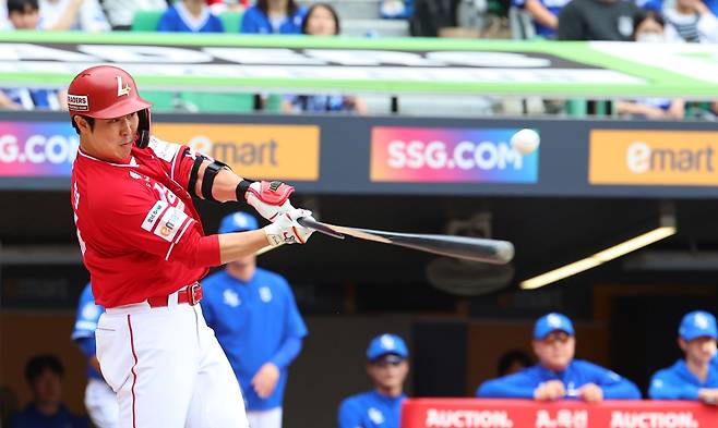 <yonhap photo-3956="">11일 인천 SSG랜더스필드에서 열린 2025 프로야구 KBO리그 포스트시즌 준플레이오프 2차전 삼성 라이온즈와 SSG 랜더스의 경기. 3회말 2사 2루 상황 SSG 최정이 1타점 적시타를 치고 있다. 2025.10.11 [연합뉴스]</yonhap>