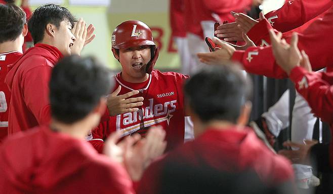 <yonhap photo-7436="">13일 대구 삼성라이온즈파크에서 열린 2025 프로야구 KBO리그 포스트시즌 준플레이오프 3차전 SSG 랜더스와 삼성 라이온즈의 경기. 4회초 2사 주자 2루 상황에서 SSG 최지훈의 안타 때 최정이 득점 후 동료들의 축하를 받고 있다. 2025.10.13 [연합뉴스]</yonhap>