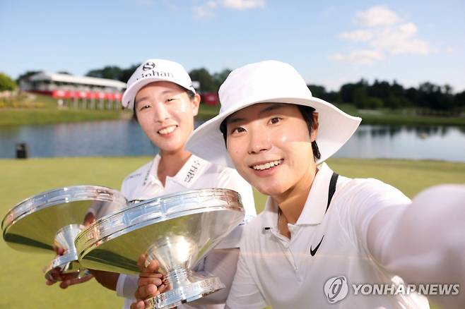 임진희(왼쪽)와 이소미_[AFP=연합뉴스]