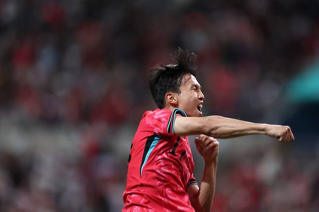 <yonhap photo-5229=""> 엄지성의 세리머니 (서울=연합뉴스) 윤동진 기자 = 14일 서울 마포구 서울월드컵경기장에서 열린 한국과 파라과이 축구 대표팀의 친선경기. 엄지성이 골을 넣고 세리머니하고 있다. 2025.10.14 mon@yna.co.kr/2025-10-14 20:19:58/ <저작권자 ⓒ 1980-2025 ㈜연합뉴스. 무단 전재 재배포 금지, AI 학습 및 활용 금지></yonhap>