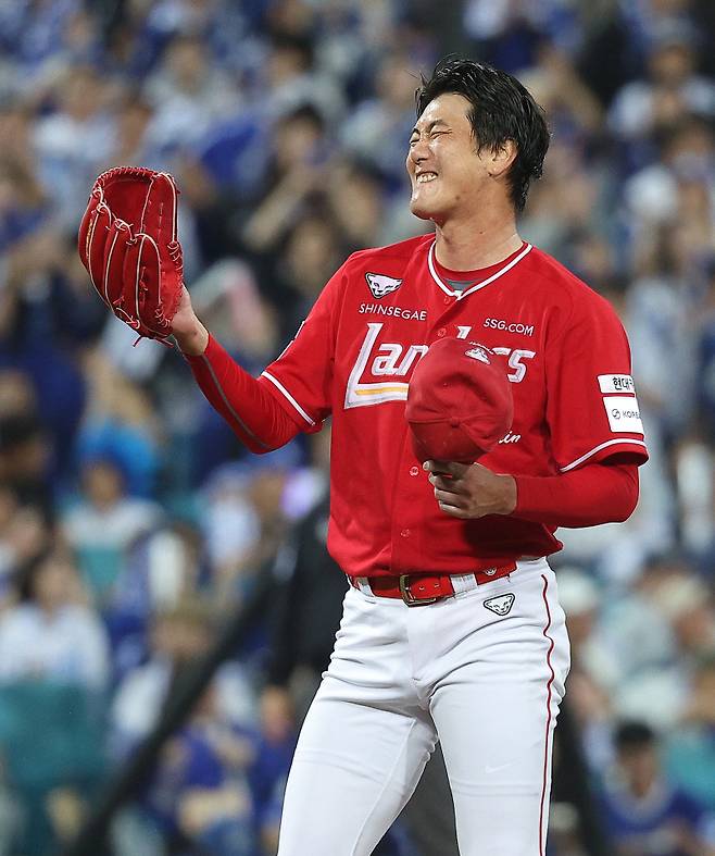 <yonhap photo-5011="">14일 대구 삼성라이온즈파크에서 열린 2025 프로야구 KBO리그 포스트시즌 준플레이오프 4차전 SSG 랜더스와 삼성 라이온즈의 경기. 3회말 SSG 선발투수 김광현이 연속 볼넷을 내주고 안타까워하고 있다. 2025.10.14 [연합뉴스]</yonhap>