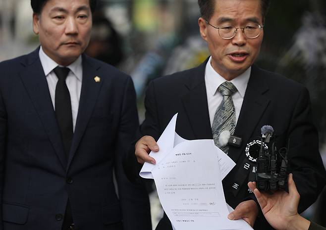 지난 10일 자택에서 숨진 채 발견된 경기 양평군청 소속 50대 사무관 정모씨의 변호사인 박경호 국민의힘 대전 대덕 당협위원장(오른쪽)이 14일 광화문 KT 빌딩 앞에서 기자회견을 하고 있다. 정씨는 지난 2일 김건희 여사 관련 의혹 중 양평 공흥지구 개발 특혜 의혹에 관해 특검 조사를 받았다. 2025.10.14 [사진=연합뉴스]