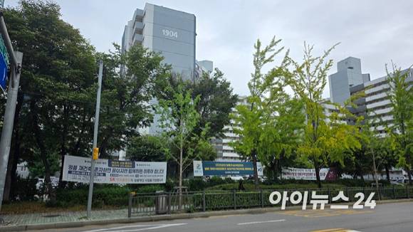 서울시 도봉구 창동주공19단지에 SK에코플랜트와 GS건설, 롯데건설 등이 설치한 현수막이 걸려 있다. 2025.10.14.[사진=이수현 기자]