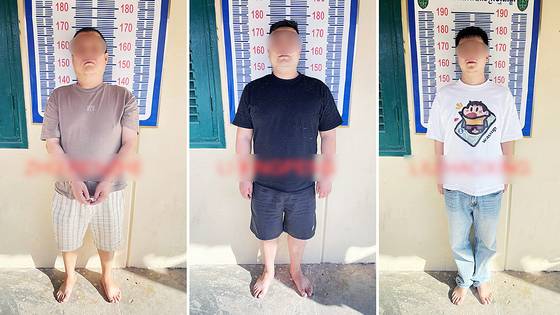 '온라인 스캠' 범죄조직과 전쟁에 나선 캄보디아 당국 합동단속반이 지난 8월 캄폿주에서 펼친 단속 작전에서 체포한 중국인들을 현지 크메르타임스가 보도했다. 이들 중국인 3명은 지난 8월 한국인 대학생이 캄보디아에서 고문당한 뒤 숨진 사건을 수사한 현지 검찰에 의해 살인 혐의로 재판에 넘겨졌다. 연합뉴스