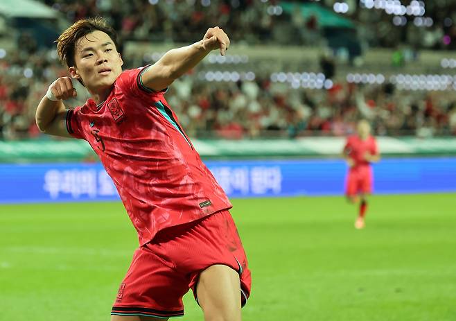 14일 서울월드컵경기장에서 열린 한국과 파라과이 축구 대표팀의 평가전.   오현규가 추가골을 넣은 뒤 세리머니를 하고 있다. [연합뉴스]