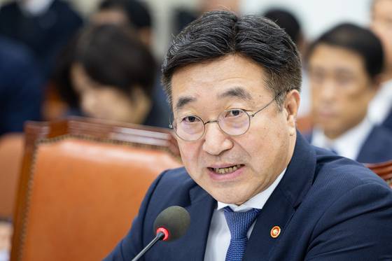 윤호중 행정안전부 장관이 14일 서울 여의도 국회에서 열린 행정안전위원회의 행정안전부 등에 대한 국정감사에서 의원질의에 답하고 있다. 뉴스1