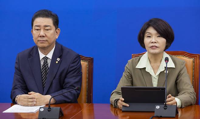 더불어민주당 한정애 정책위의장(오른쪽)이 14일 국회에서 열린 국정감사 대책회의에서 발언하고 있다. 연합뉴스