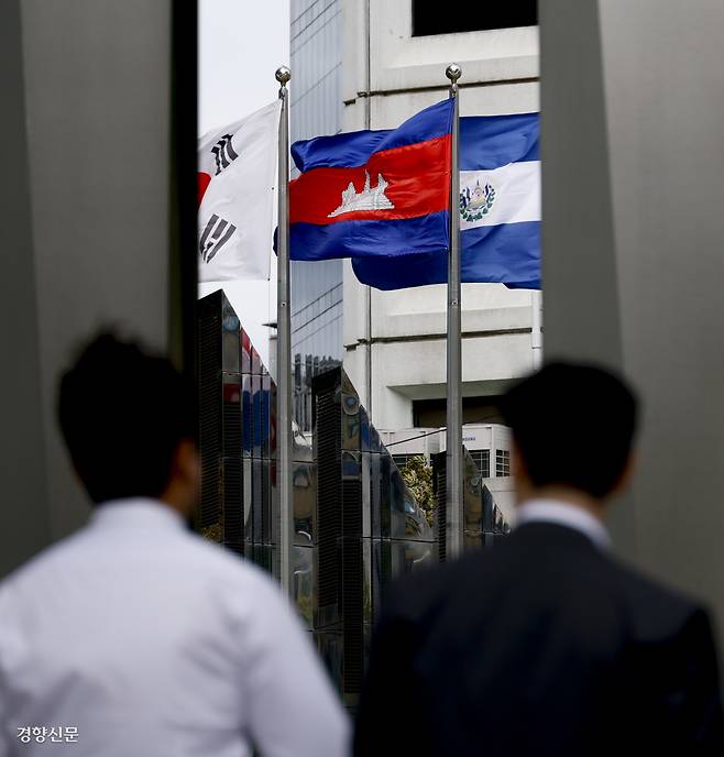 대사관 앞 국기 펄럭 최근 캄보디아 내 범죄조직에 의한 한국인 납치·감금 피해가 잇따르고 있다. 14일 서울 중구 주한 캄보디아 대사관이 있는 건물 앞으로 시민들이 지나가고 있다. 문재원 기자