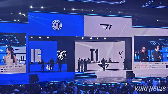 T1과 IG 선수들이 14일 중국 베이징 스마트 e스포츠센터에서 경기를 준비하고 있다. 김영건 기자