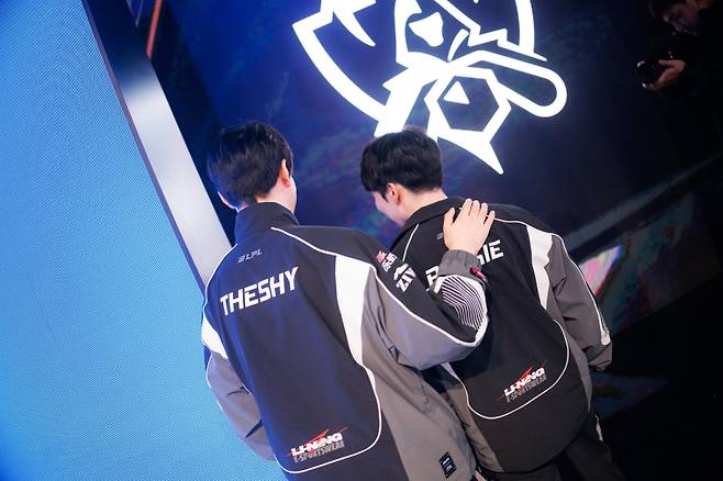 ‘더샤이’ 강승록과 ‘루키’ 송의진. 라이엇 게임즈 제공