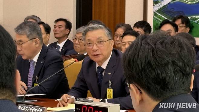 14일 국회 국토교통위원회 국정감사에서 이한준 LH(한국토지주택공사) 사장이 발언하고 있다. 이유림 기자