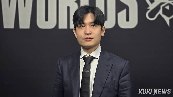 ‘톰’ 임재현 T1 코치가 14일 중국 베이징 스마트 e스포츠 센터에서 열린 ‘2025 월드 챔피언십(롤드컵) 플레이인’ 인빅터스 게이밍(IG)과 경기가 끝난 뒤 쿠키뉴스와 인터뷰하고 있다. 김영건 기자