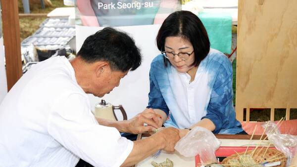 김보라 안성시장이 안성바우덕이 축제장에 설치한 부스에서 장인들과 공예체험을 벌이고 있다. 안성시 제공