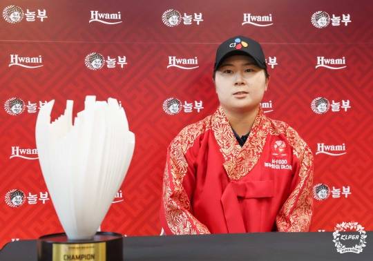 인터뷰하는 홍정민. 사진[연합뉴스]