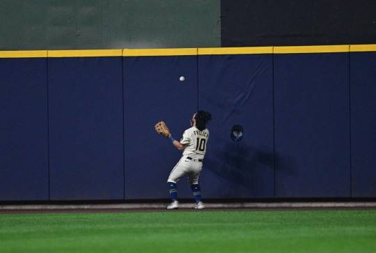 4회말 다저스 공격에서 화제가 된 중견수 쪽 병살타 장면. 사진[로이터=연합뉴스]