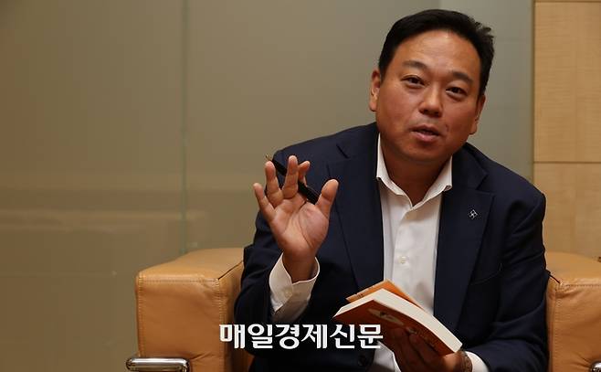 2017년 국내 상장사 첫 종합원지주제를 실현한 김영수 한국종합기술홀딩스 대표가 서울 강동구 사옥에서 책 ‘직원들이 회사를 샀다’ 내용을 설명하고 있다. 김재훈 기자