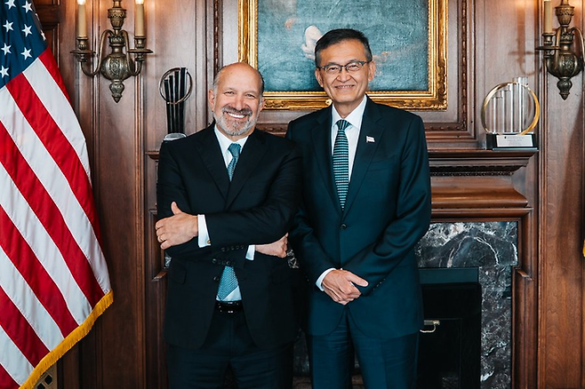 인텔에 대한 미 연방정부의 투자가 결정된 후 립부탄 인텔 CEO(오른쪽)와 하워드 루트닉 미 상무장관이 기념촬영을 하고 있다. <사진=인텔>