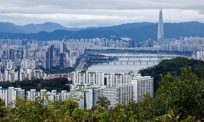 집값 상승세가 뚜렷해지는 가운데 12일 서울 중구 남산에서 바라본 한강 주변에 아파트 단지가 빼곡하다. [사진 = 뉴스1]