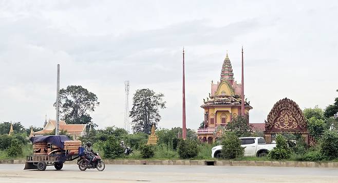14일(현지시간) 오후 캄보디아 수도 프놈펜 인근 도로에서 차량들이 달리고 있다. 기사 내용과 직접적인 관련 없음. [사진 출처 = 연합뉴스]