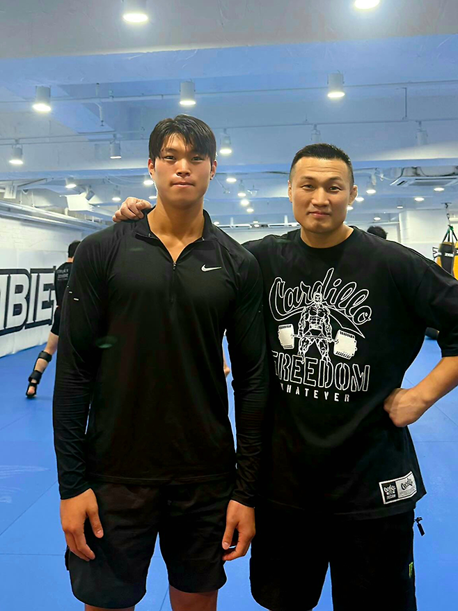 초대 블랙컴뱃 웰터급 챔피언 ‘야차’ 최준서가 2025년 10월 서울특별시 역삼동 ‘코리안좀비MMA’에서 정찬성 관장과 가입 기념 촬영을 하고 있다. 정찬성 관장은 두 차례 UFC 페더급 타이틀매치에 참가한 한국 역대 최고 종합격투기 선수다. 사진@YAKSHA_cjs1