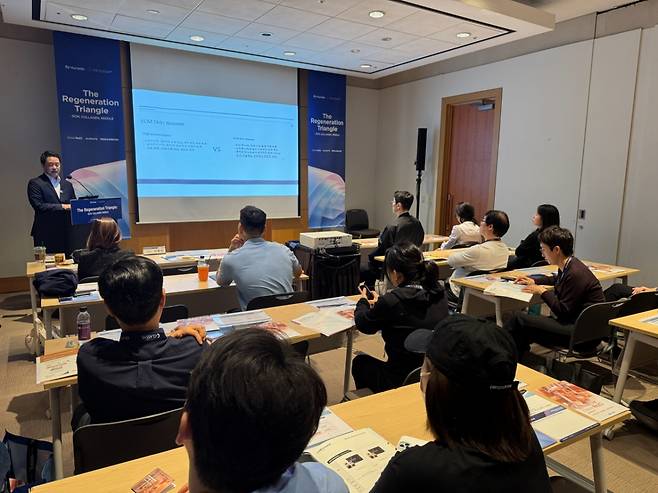 휴메딕스가 지난 11일부터 12일까지 이틀간 서울 강남구 코엑스에서 열린 ASLS(대한미용성형레이저의학회) 미용의료기기 박람회 및 추계학술대회에 참가해 리더스 포럼을 개최했다. 사진은 브이에스라인의원 압구정점 최웅 대표원장이 강연하는 모습/사진= 휴메딕스