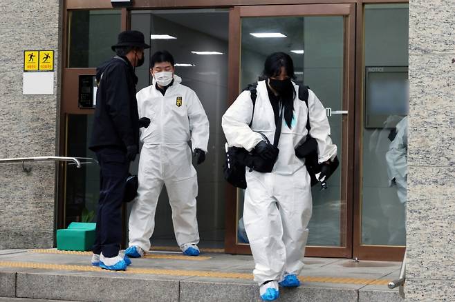 지난 13일 오전 경기 의정부시 민락동 한 아파트 엘리베이터에서 30대 남성 A 씨가 일가족에게 흉기를 휘둘렀다. 공격당한 부부는 인근 병원으로 옮겨졌고, 부부의 초등학생 딸도 찰과상을 입었다. 모두 생명엔 지장이 없는 상태다. 범행 이후 A 씨는 자택에서 숨진 채 발견됐다. 사진은 이날 사건현장에서 조사를 마치고 아파트를 나서는 경찰과학수사 대원들./사진=뉴스1.