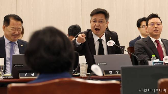 [세종=뉴시스] 강종민 기자 = 13일 세종시 정부세종청사에서 열린 국회 과학기술정보방송통신위원회의 과학기술정보통신부에 대한 국정감사에서 민주당 김현 의원과 국민의힘 김장겸 의원이 언쟁을 벌이고 있다. 2025.10.13. ppkjm@newsis.com /사진=강종민