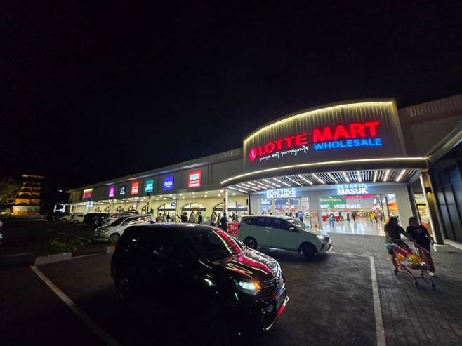 8일 방문한 롯데마트 발리점 전경. 밤 9시경 늦은 시간임에도 주차장엔 차량과 오토바이가 많이 주차돼 있다. /사진=유엄식 기자