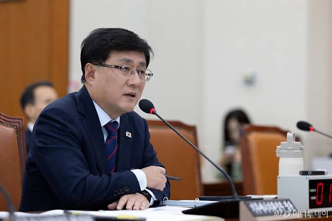 (서울=뉴스1) 이승배 기자 = 김성환 기후에너지환경부 장관이 14일 서울 여의도 국회에서 열린 기후에너지환경노동위원회 기후에너지환경부 등에 대한 국정감사에 출석해 의원 질의에 답변하고 있다. 2025.10.14/뉴스1 Copyright (C) 뉴스1. All rights reserved. 무단 전재 및 재배포, AI학습 이용 금지. /사진=(서울=뉴스1) 이승배 기자