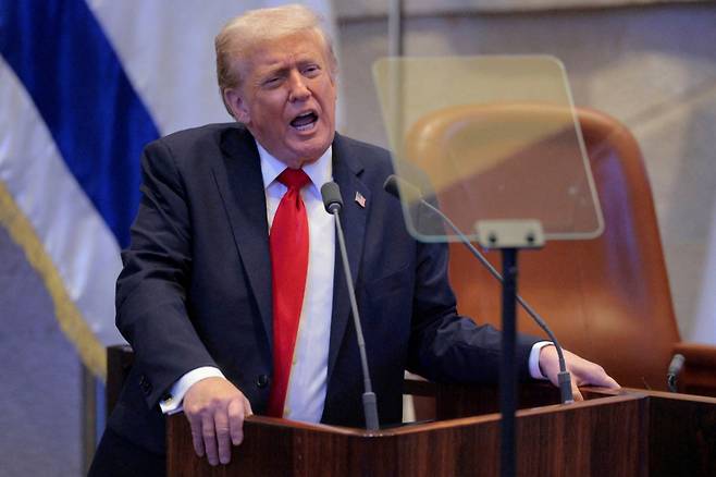 도널드 트럼프 미국 대통령이 13일(현지시간) 이스라엘 크네세트(의회)에 나와 이스라엘 인질들의 생환과 가자지구 휴전 합의 이행을 자축하는 연설을 진행 중인 모습./로이터=뉴스1