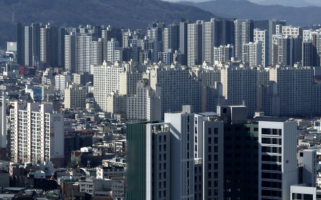 건설경기 위기 속 미분양이 급증하며 건설업계의 위기감이 고조되고 있다. 사진은 대구 중구에서 바라본 대구 도심 아파트. /사진=뉴시스