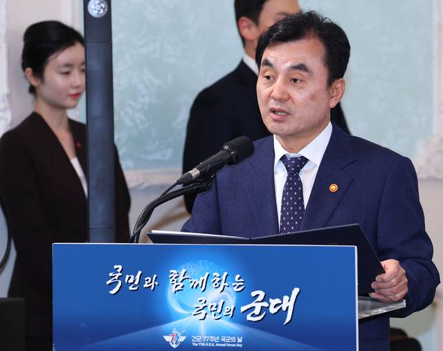 안규백 국방부 장관이 1일 충남 계룡대에서 열린 건군 77주년 국군의 날 기념 오찬에서 환영사를 하고 있다. 연합뉴스