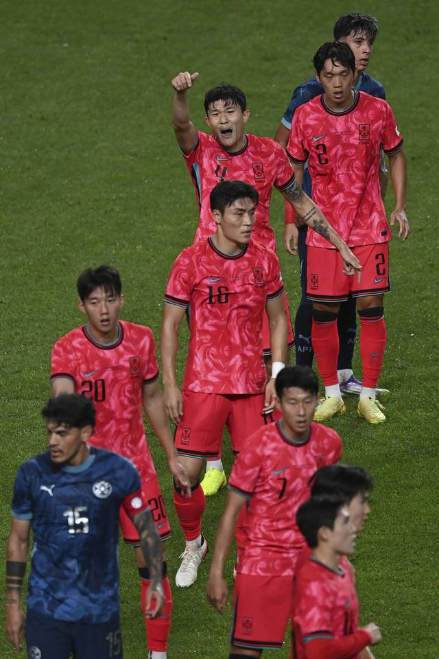 14일 오후 서울 마포구 서울월드컵경기장에서 열린 A매치 친선전 대한민국과 파라과이의 경기, 김민재가 수비라인을 리딩하고 있다. 2025.10.14. 백동현 기자