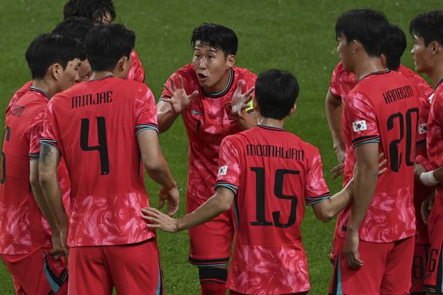 14일 오후 서울 마포구 서울월드컵경기장에서 열린 A매치 친선전 대한민국과 파라과이의 경기, 손흥민이 경기 중 선수들을 모아놓고 격려하고 있다. 2025.10.14. 백동현 기자