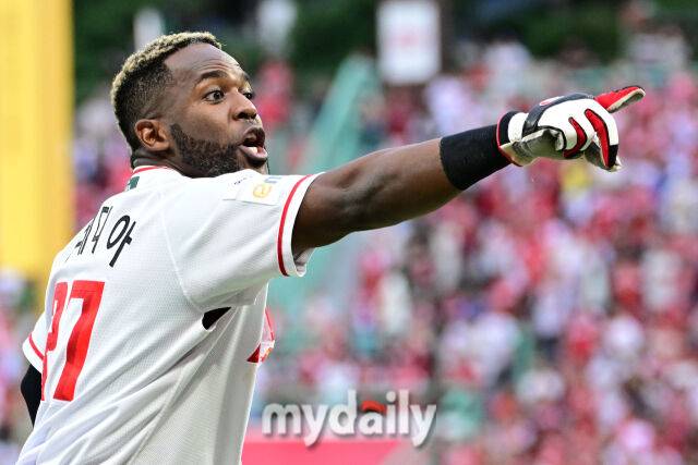 8회말 3루에 도착한 SSG 에레디아가 삼성 더그아웃을 보며 누군가를 가리키고 있다.