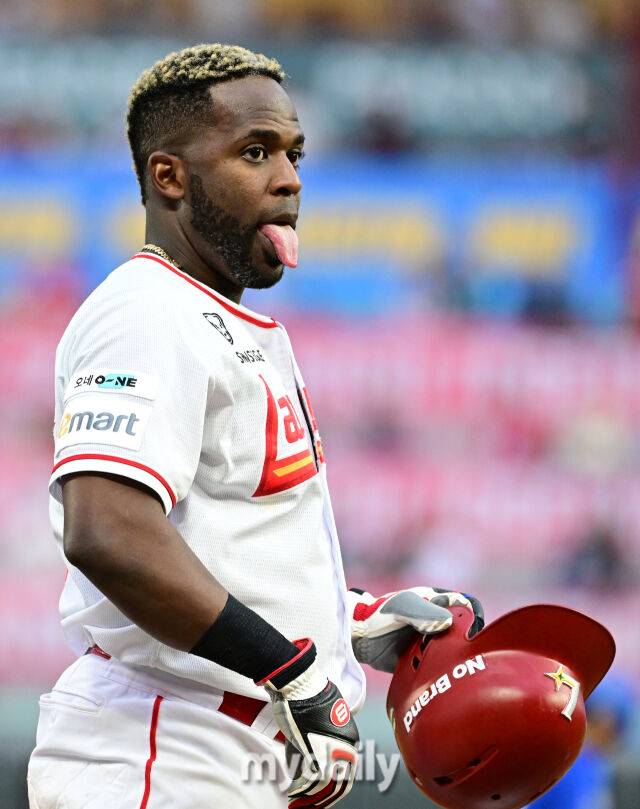 에레디아가 이진영 코치를 바라보며 장난을 치고 있다.