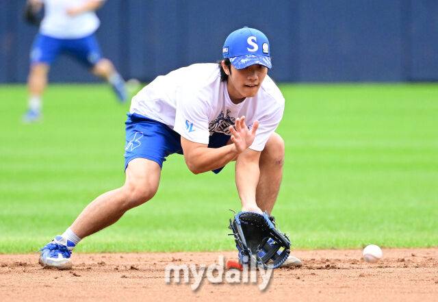 2025년 10월 14일 오후 대구 삼성라이온즈파크에서 열린 '2025 신한 SOL Bank KBO 포스트시즌' SSG 랜더스와 삼성 라이온즈의 준플레이오프 4차전 경기.경기 전 삼성 이재현이 수비 훈련을 하고 있다./대구=유진형 기자