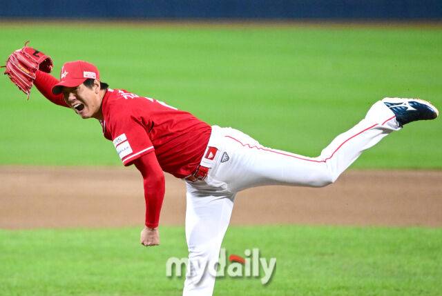 2025년 10월 14일 오후 대구 삼성라이온즈파크에서 열린 '2025 신한 SOL Bank KBO 포스트시즌' SSG 랜더스와 삼성 라이온즈의 준플레이오프 4차전 경기.SSG 선발투수 김광현이 역투하고 있다./대구=유진형 기자