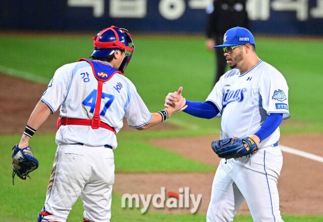 2025년 10월 14일 오후 대구 삼성라이온즈파크에서 열린 '2025 신한 SOL Bank KBO 포스트시즌' SSG 랜더스와 삼성 라이온즈의 준플레이오프 4차전 경기. 삼성 후라도가 7회초 투구를 마친 뒤 강민호 포수와 하이파이브를 하고 있다./대구=유진형 기자