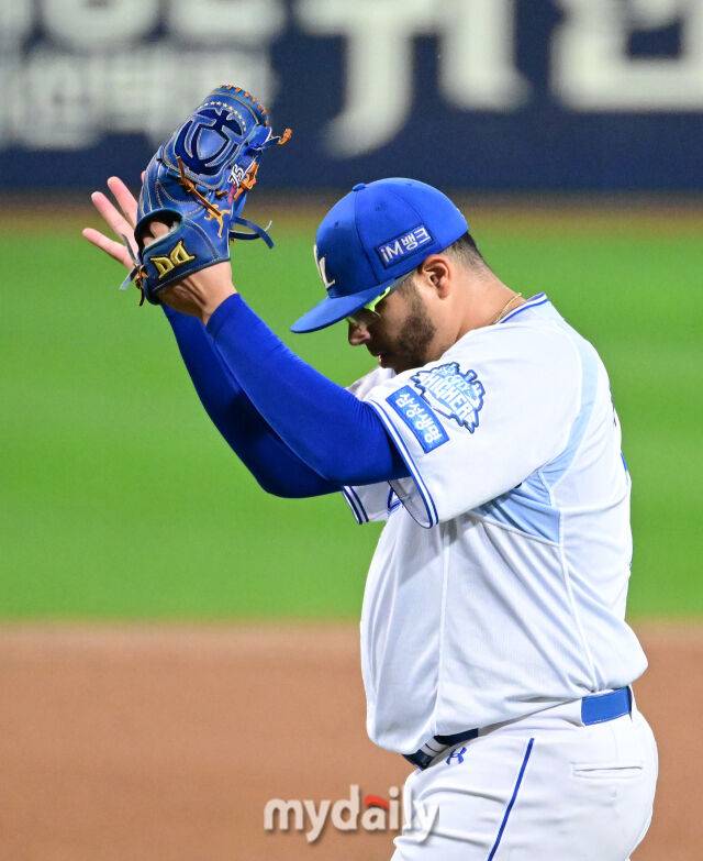 2025년 10월 14일 오후 대구 삼성라이온즈파크에서 열린 '2025 신한 SOL Bank KBO 포스트시즌' SSG 랜더스와 삼성 라이온즈의 준플레이오프 4차전 경기. 삼성 후라도가 7회초 투구를 마친 뒤 박수치고 있다./대구=유진형 기자