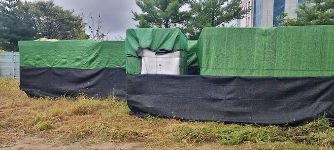 방치된 관광용 테마열차 객차.[문경시의회 제공]