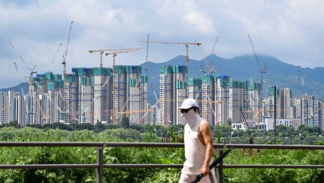 정부가 6·27 대출 규제를 시행한 후에도, 고소득자는 6억 이상 대출을 일으켜 주택 매수에 나선 것으로 나타났다. 서울에선 자금조달계획서 제출 거래 중 30%가 6억 이상 대출을 받았다. 사진은 서울 용산구 한강공원에서 바라본 서초구의 한 아파트 건설현장 모습. 임세준 기자