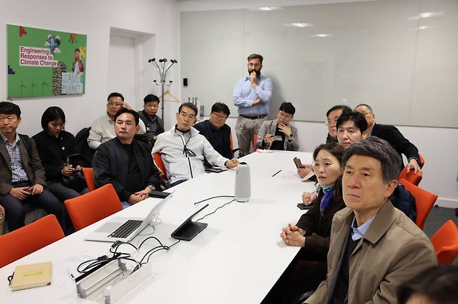UCL 엔지니어링 회의실 및 연구실을 둘러보고 브리핑을 받고 있다.[포항시 제공]