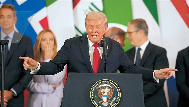 도널드 트럼프 미국 대통령이 13일(현지시간) 이집트 샤름엘셰이크에서 열린 ‘가자 평화 정상회의’에서 연설중 양팔을 펼치는 제스처를 취하고 있다. 이번 정상회의는 이스라엘-하마스간 휴전합의 후 가자지구의 전쟁 종식을 제도화 하기 위해 개최됐다.  [AP]