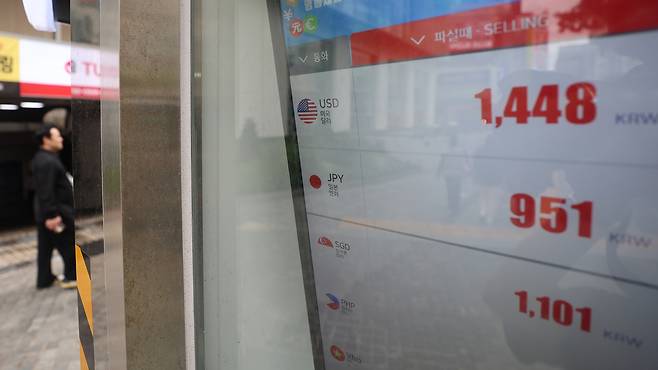 1400원이 넘는 고환율이 ‘뉴노멀’로 굳어지면서 보험업계의 환리스크 경보가 커지고 있다. 장부상 이익은 늘었지만, 헤지 비용과 담보 부담이 누적되며 유동성 관리가 시험대에 올랐다. 사진은 지난 12일 서울 시내 한 환전소에 환율이 표시돼 있는 모습. [연합]