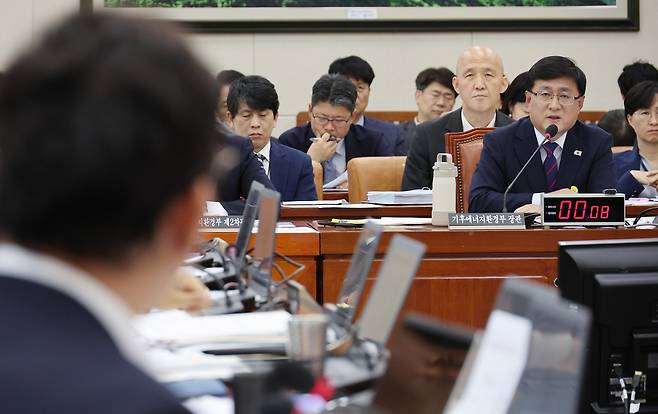 김성환 기후에너지환경부 장관이 14일 서울 여의도 국회에서 열린 기후에너지환경위원회 국정감사에서 의원 질의에 답하고 있다. [연합]